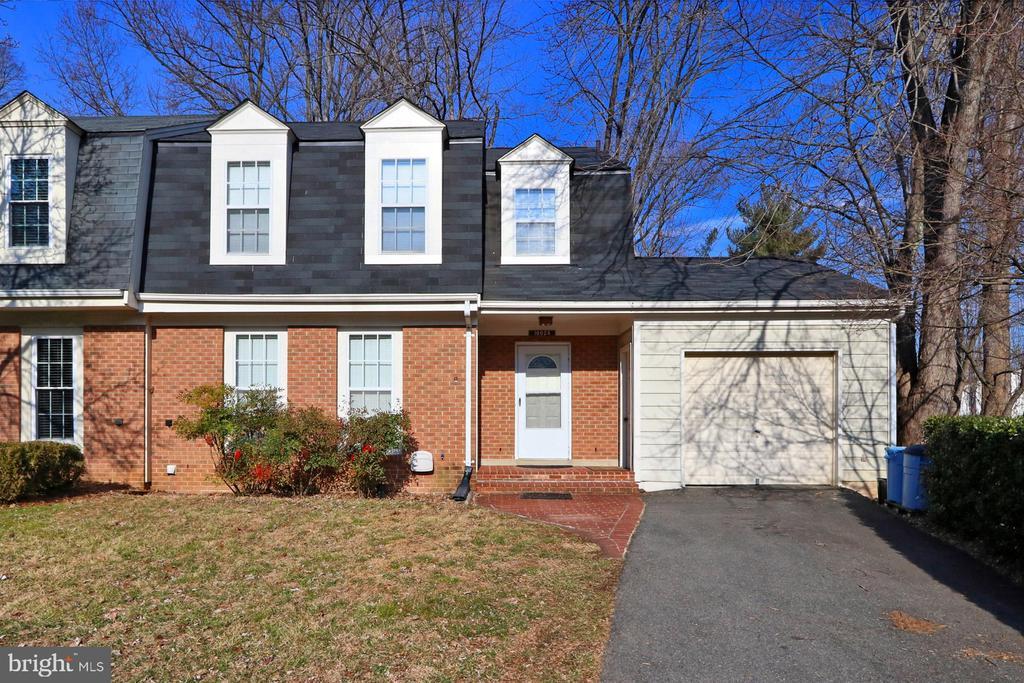10024 Downeys Wood Ct in Burke, VA - Building Photo