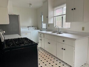 330 Ash Ave in Carpinteria, CA - Building Photo - Building Photo