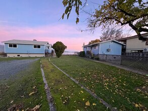 3700 Lakeshore Blvd, Unit B in Lakeport, CA - Foto de edificio - Building Photo