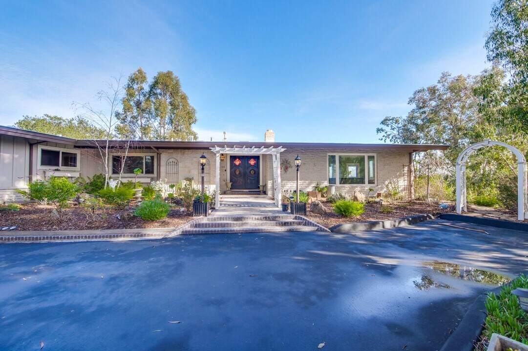 1215 Magdalena Ct in Los Altos, CA - Foto de edificio