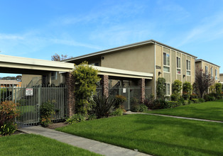 Wilshire Apartments in Santa Ana, CA - Building Photo - Building Photo