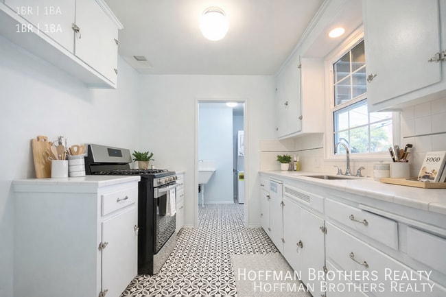 1232 Ridgeley Dr, Unit 1/2 in Los Angeles, CA - Building Photo - Building Photo