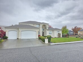 3493 Hanstead St in Richland, WA - Building Photo - Building Photo