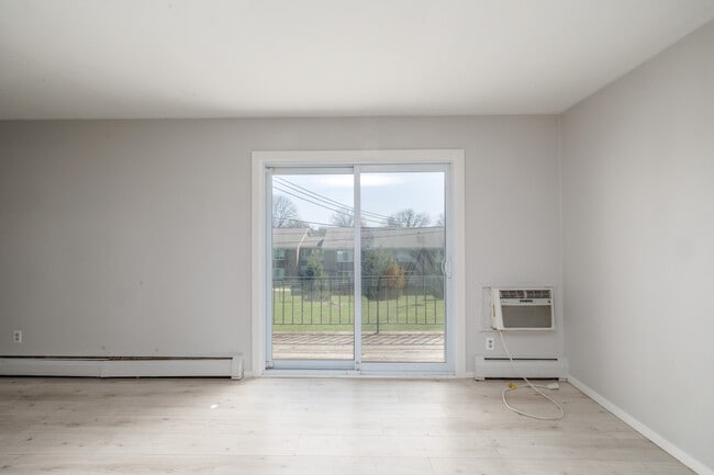 828 Holly Gardens in Fulton, NY - Foto de edificio - Interior Photo