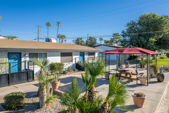 Arcadia Rose Garden Condominiums in Phoenix, AZ - Building Photo - Building Photo