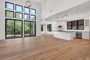 1560 Laurel St in Healdsburg, CA - Building Photo