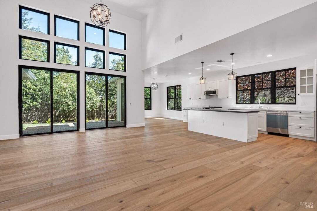 1560 Laurel St in Healdsburg, CA - Building Photo