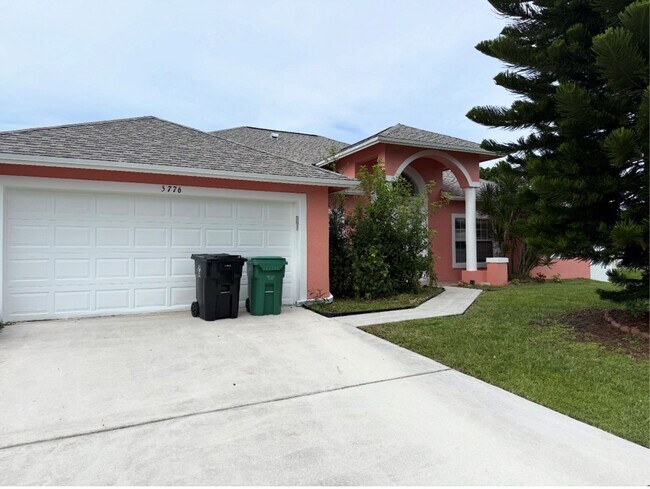 5776 NW Eskimo Cir in Port St. Lucie, FL - Building Photo - Building Photo