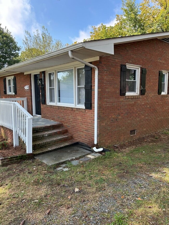 2334 Waterbury St in Winston-Salem, NC - Building Photo - Building Photo