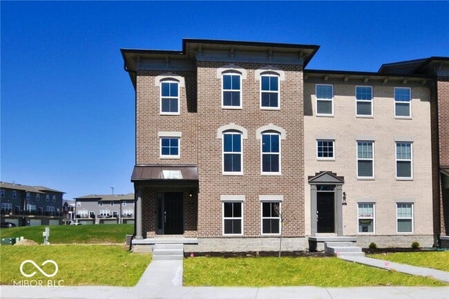 property at 916 Yorkshire Ln