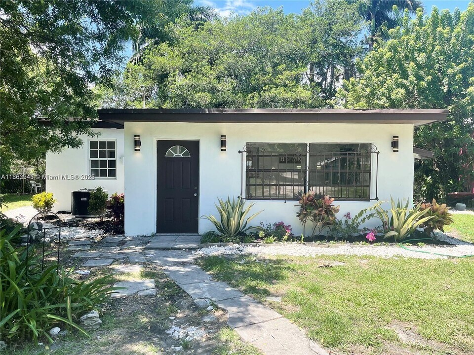 11730 NW 22nd Ct in Miami, FL - Building Photo