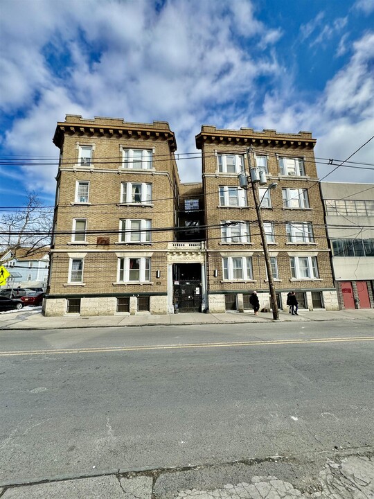 52 Tonnelle Ave in Jersey City, NJ - Building Photo