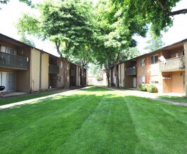 Hood Village Apartments in Gresham, OR - Foto de edificio - Building Photo