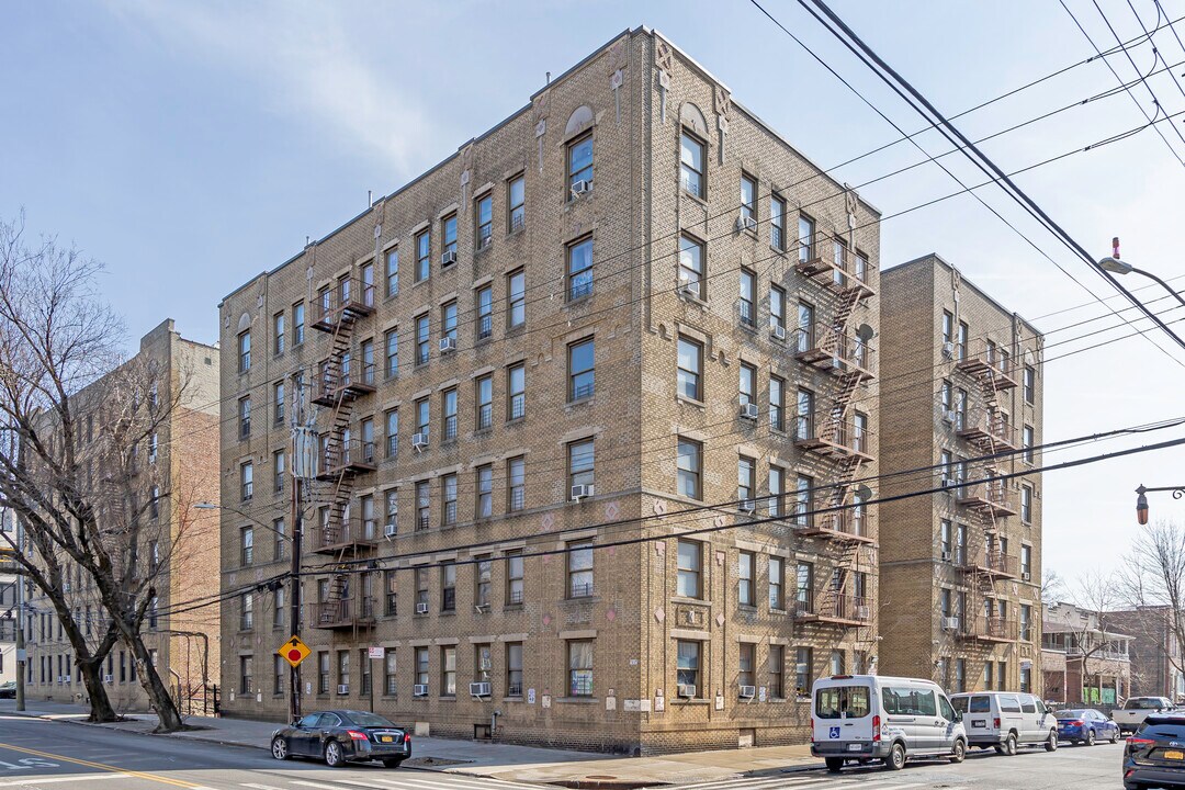 Williams Bridge in Bronx, NY - Building Photo