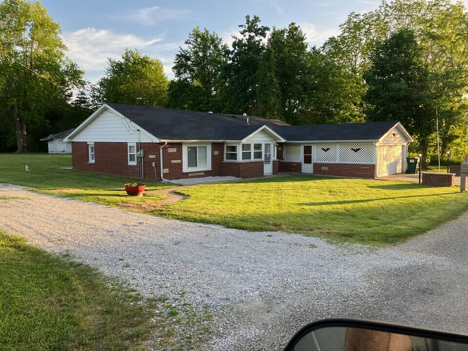 9370 E 2100 North Rd in Oakwood, IL - Building Photo