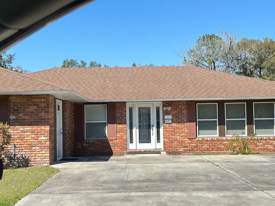121 SE Arapahoe Ln in Lake City, FL - Building Photo