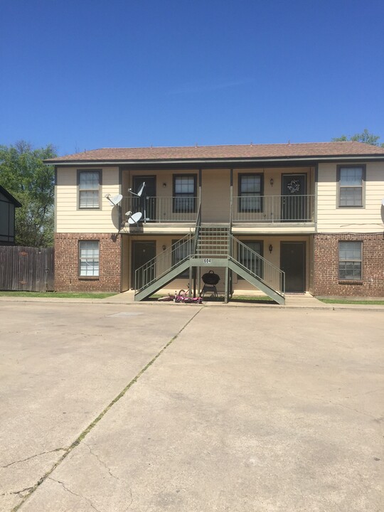 604 Race St, Unit B in Crowley, TX - Foto de edificio