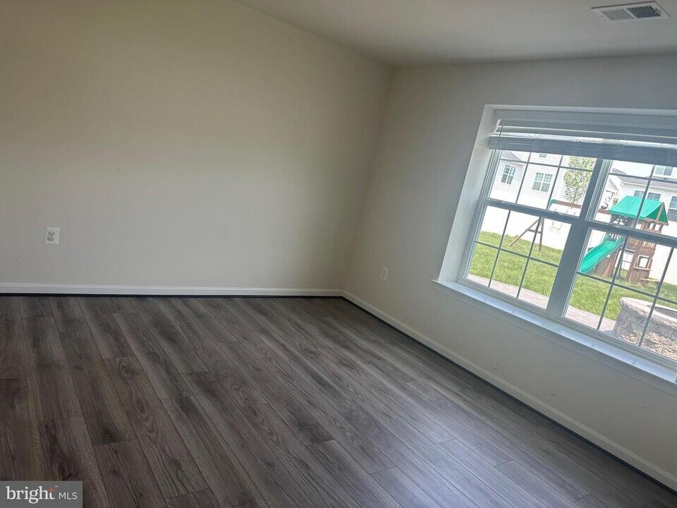 15895 Aerial View Rd in Woodbridge, VA - Foto de edificio