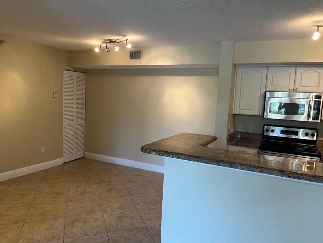 110 Yacht Club Way in Hypoluxo, FL - Foto de edificio - Building Photo