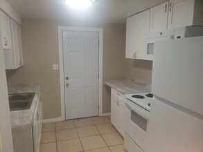 10113 N 11th St in Tampa, FL - Foto de edificio - Building Photo