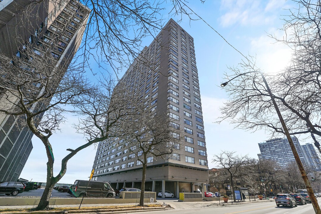 6301 N Sheridan Rd, Unit 21J in Chicago, IL - Building Photo