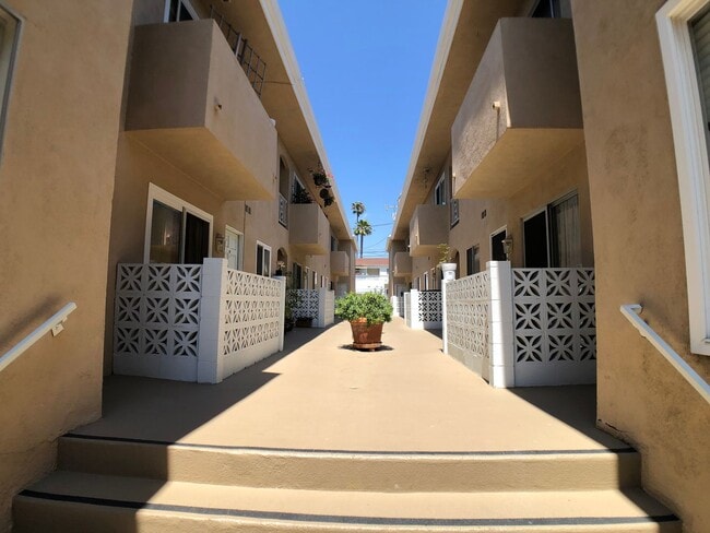933 11th St in Santa Monica, CA - Building Photo - Building Photo