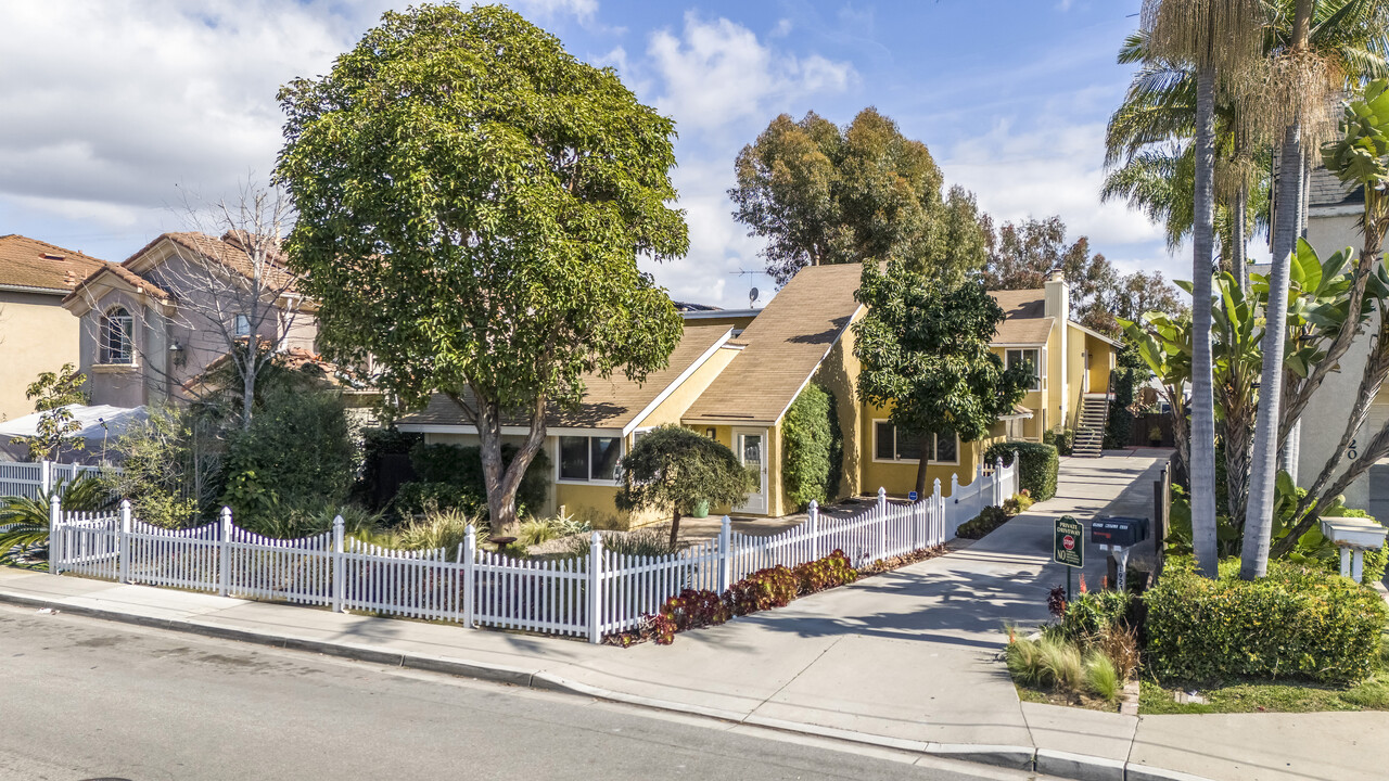 1924 Maple Ave in Costa Mesa, CA - Building Photo