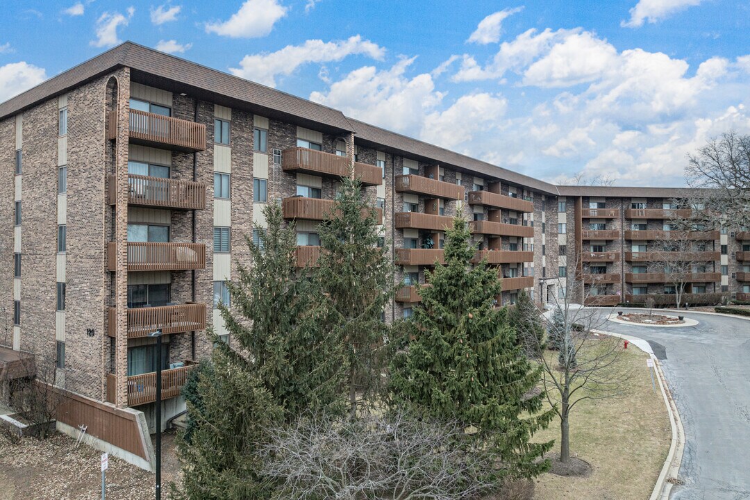 Medinah on the Lake in Bloomingdale, IL - Building Photo