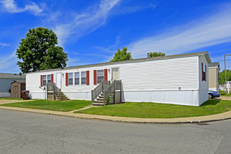 Meadowbrook Estates in Monroe, MI - Foto de edificio - Building Photo