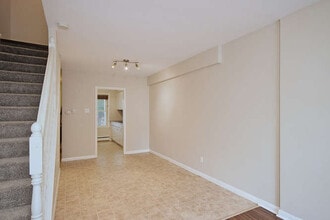 RENOVATED TWO BEDROOM TOWNHOME IN NORTHEAS in London, ON - Building Photo - Building Photo