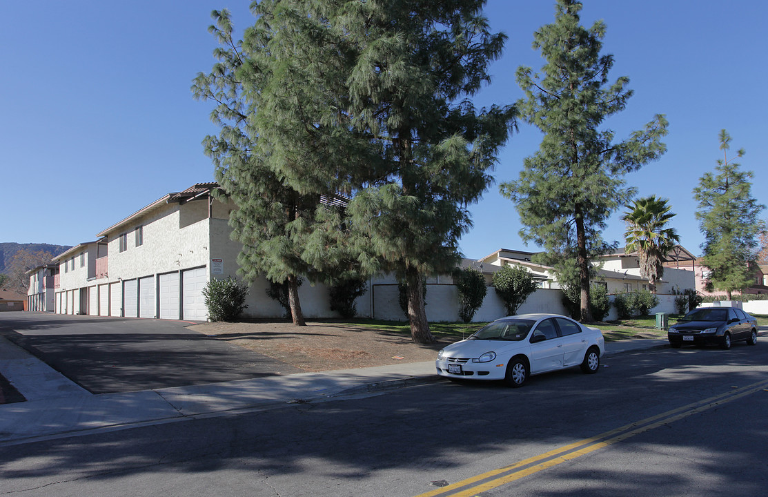 16495 Joy St in Lake Elsinore, CA - Foto de edificio