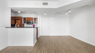 18800 NE 29th Ave in Miami, FL - Building Photo - Building Photo