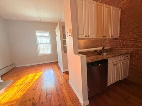 604 Chapel St, Unit 1 in New Haven, CT - Foto de edificio - Building Photo