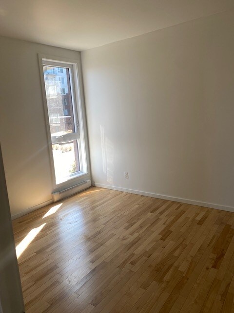 975 Saint-Charles Av in St-Lambert, QC - Building Photo - Building Photo
