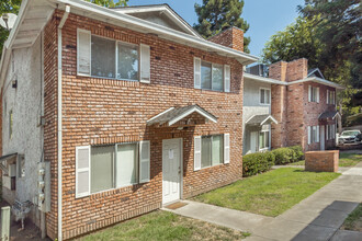 Regency Townhomes in Chico, CA - Foto de edificio - Building Photo