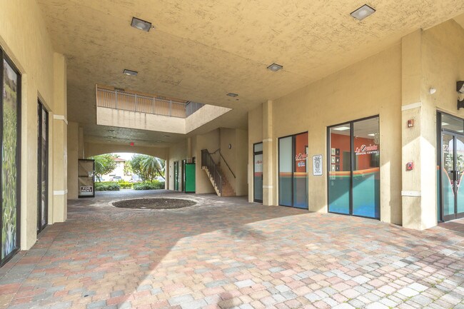 Hialeah Town Center in Hialeah, FL - Building Photo - Lobby