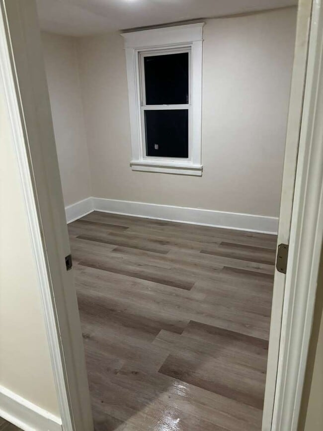 2423 Falls St, Unit Upper Rear in Niagara Falls, NY - Building Photo - Building Photo