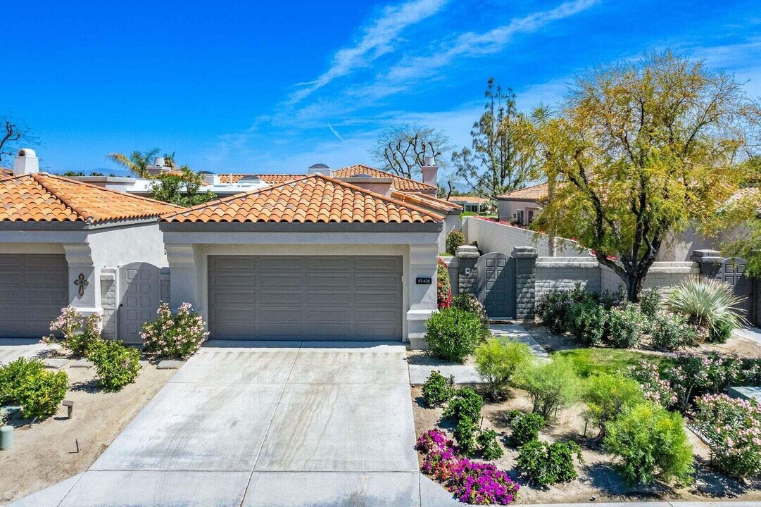 57676 Interlachen in La Quinta, CA - Building Photo