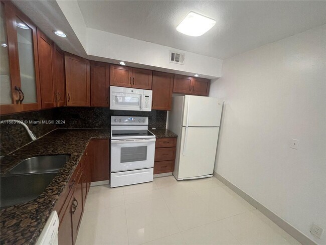 3670 N 56th Ave, Unit 713 in Hollywood, FL - Foto de edificio - Building Photo