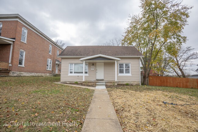 1120 E McCarty St in Jefferson City, MO - Foto de edificio - Building Photo