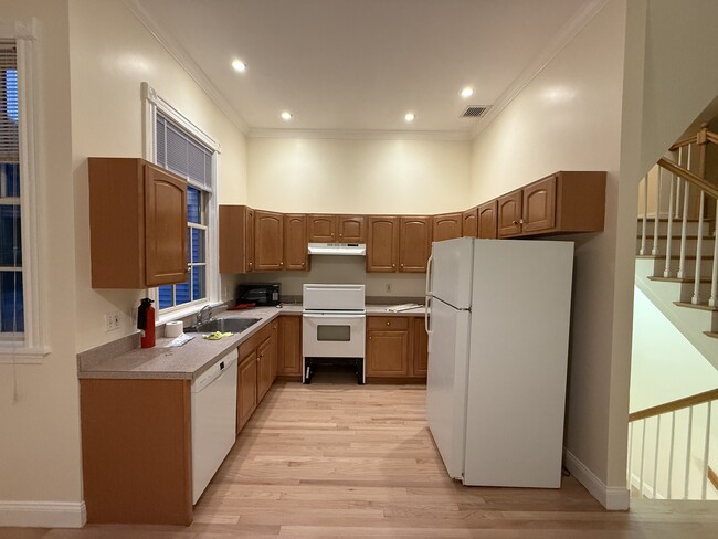 82 6th St in Cambridge, MA - Foto de edificio - Building Photo