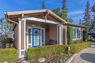 Foxwood Apartment Homes in Fresno, CA - Foto de edificio - Building Photo