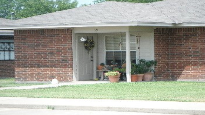 Windmill Apartments in Giddings, TX - Building Photo