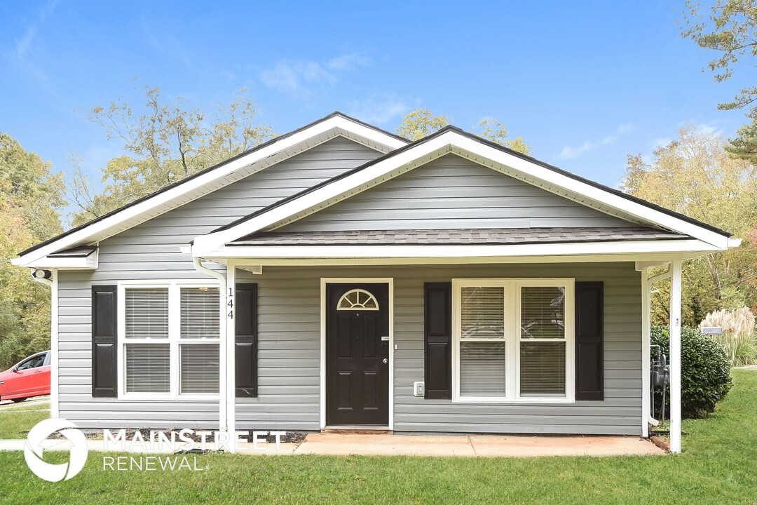 144 Aderhold St in Fairburn, GA - Building Photo