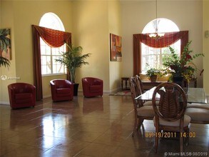 350 Palm Cir W-Unit -201 in Pembroke Pines, FL - Building Photo - Building Photo