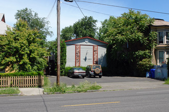 2609-2619 SE Stark St in Portland, OR - Building Photo - Building Photo