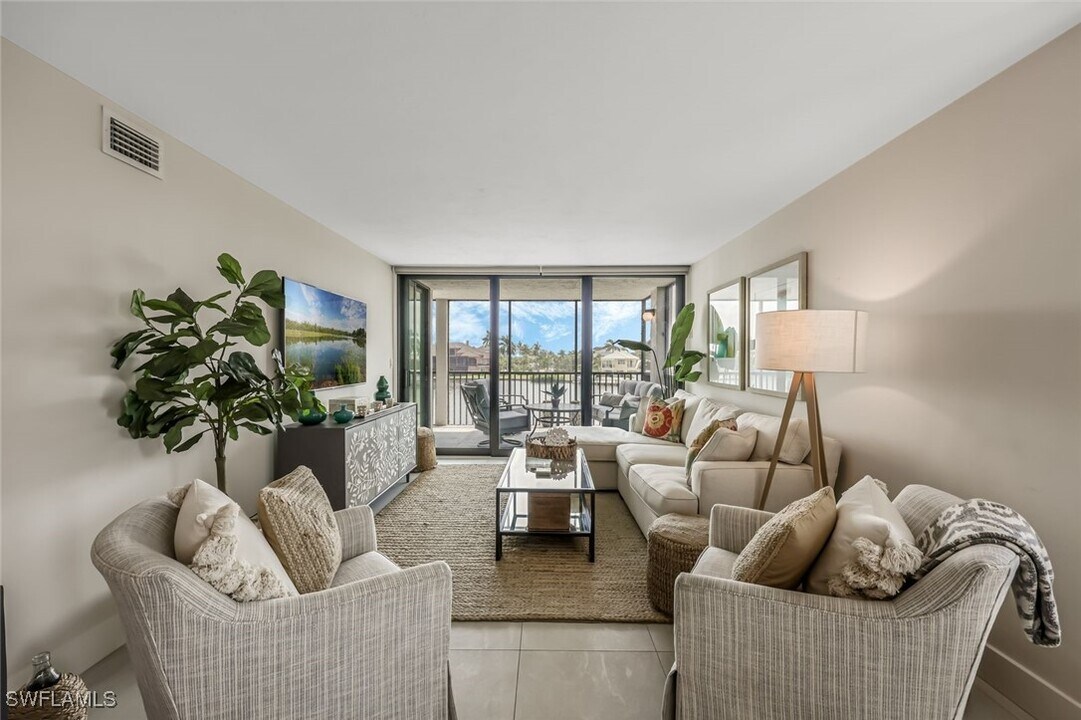 10562 Gulf Shore Dr in Naples, FL - Building Photo