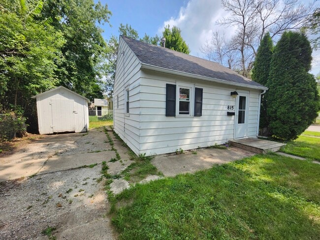 property at 815 9th Ave SE