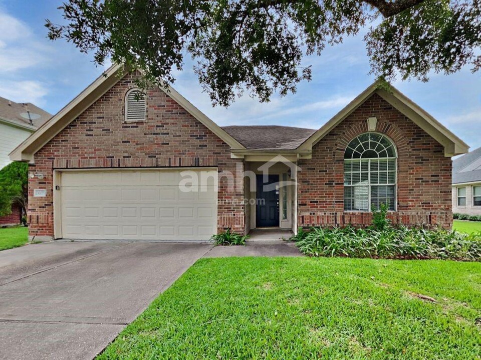 1605 Oak Point Ct in Pearland, TX - Building Photo