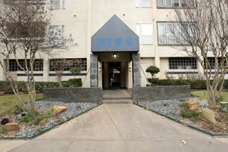 Greystone Court in Dallas, TX - Foto de edificio - Building Photo